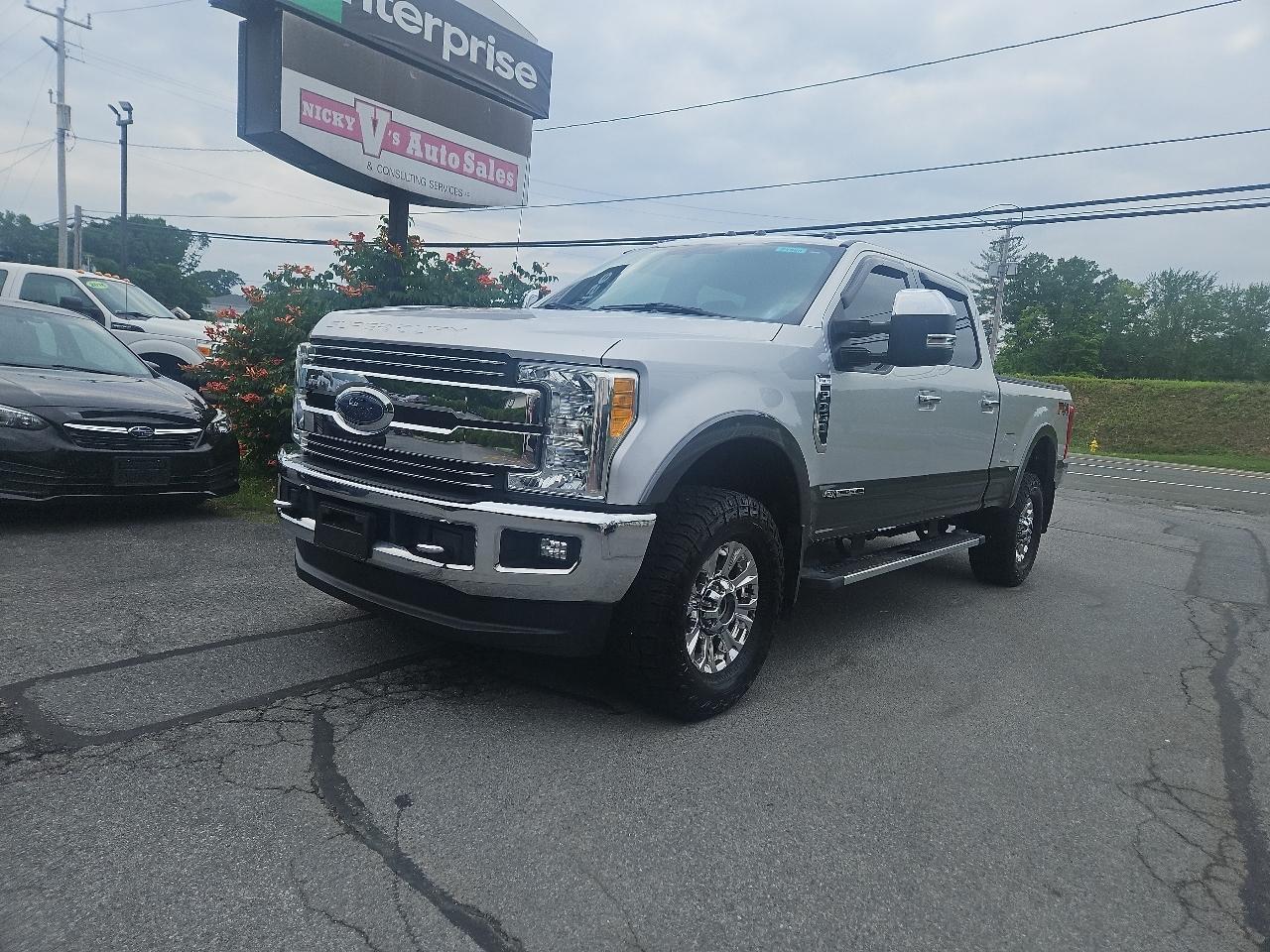 Ford Super Duty F-350 SRW Lariat 4WD Crew Cab 6.75' Box 2017