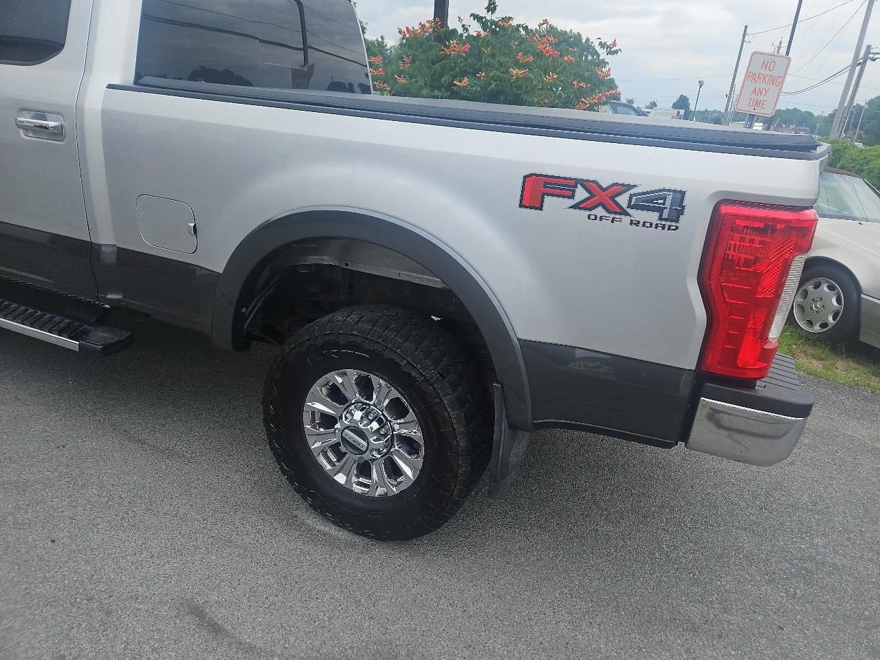 Ford Super Duty F-350 SRW Lariat 4WD Crew Cab 6.75' Box 2017