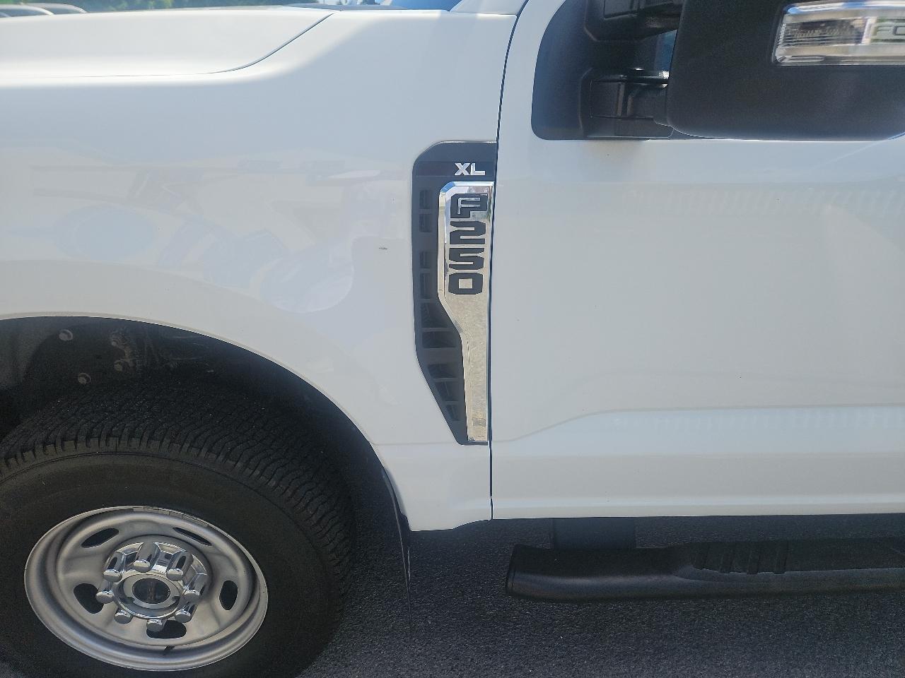 Ford Super Duty F-250 SRW XL 4WD Reg Cab 8' Box 2024