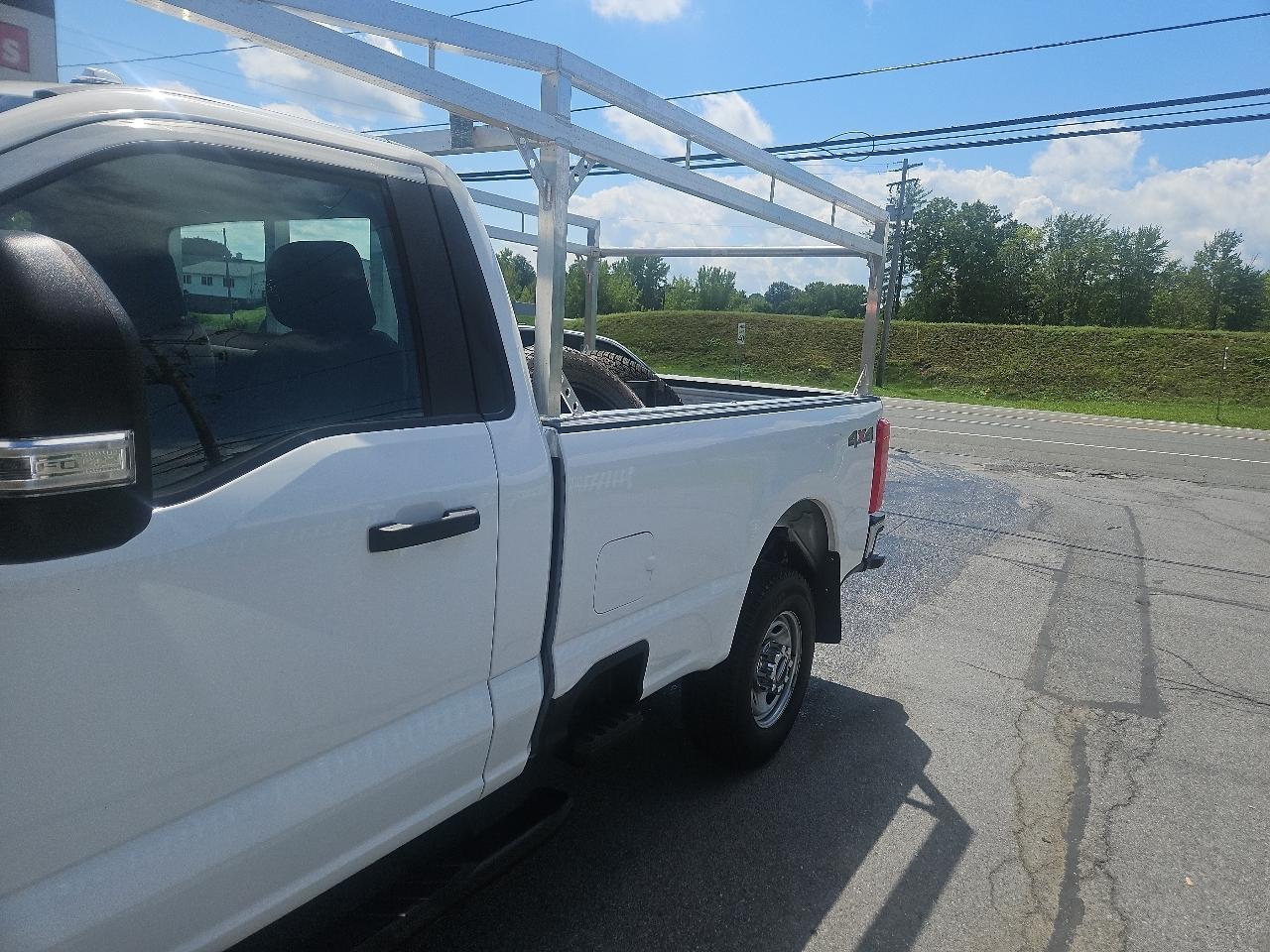 Ford Super Duty F-250 SRW XL 4WD Reg Cab 8' Box 2024