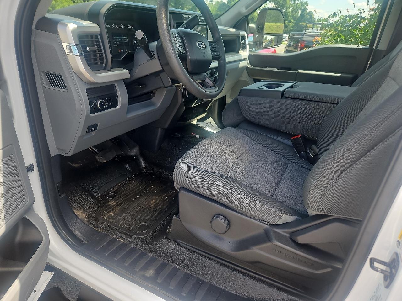 Ford Super Duty F-250 SRW XL 4WD Reg Cab 8' Box 2024