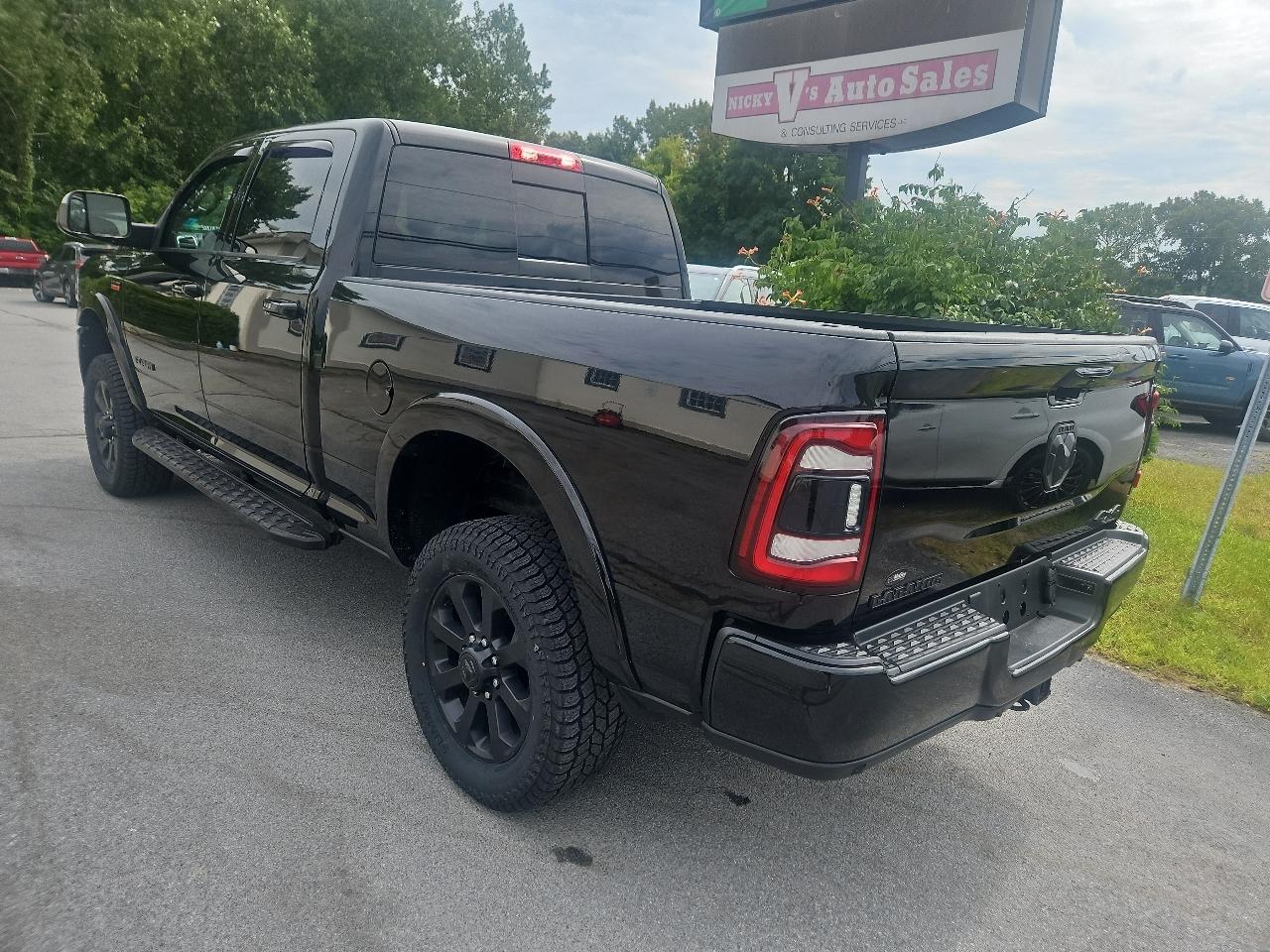 RAM 2500 Laramie 4x4 Crew Cab 6'4" Box 2022