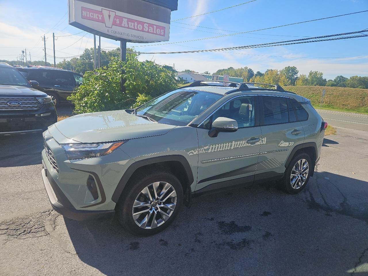 Toyota RAV4 XLE Premium AWD (Natl) 2022