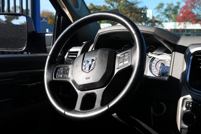 RAM 1500 Classic Lone Star 4x2 Crew Cab 5'7" Box 2019 RAM 1500 Classic Lone Star 4x2 Crew Cab 5'7" Box 2019