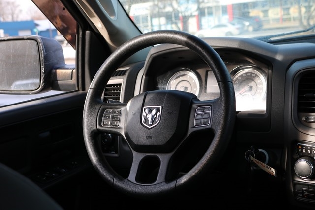 RAM 1500 4WD Crew Cab 140.5" Express 2015