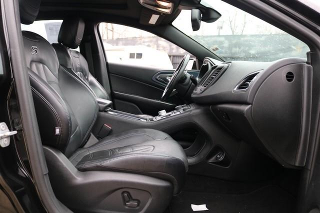 Chrysler 200 4dr Sdn S AWD 2015