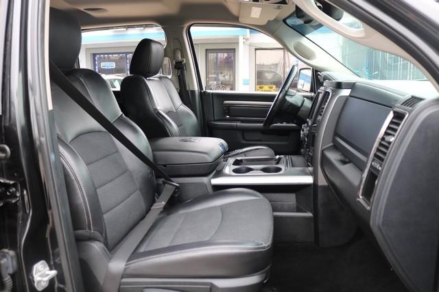 RAM 1500 4WD Crew Cab 140.5" Sport 2017