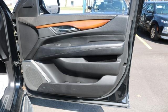 Cadillac Escalade ESV 4WD 4dr Luxury 2017