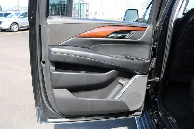 Cadillac Escalade ESV 4WD 4dr Luxury 2017