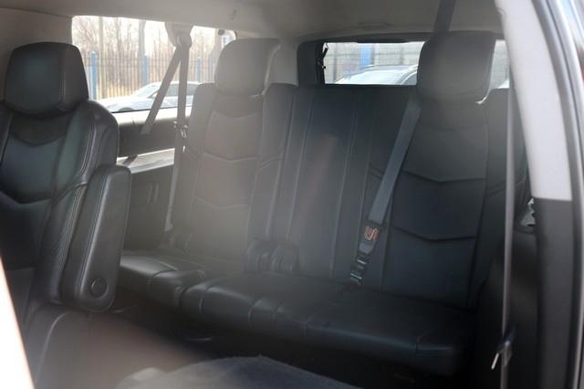 Cadillac Escalade ESV 4WD 4dr Luxury 2017