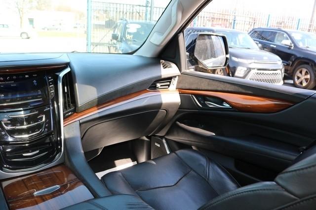 Cadillac Escalade ESV 4WD 4dr Luxury 2017