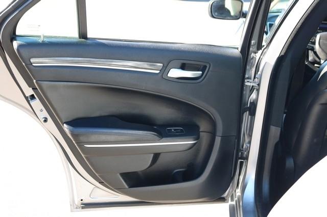 Chrysler 300 4dr Sdn Limited RWD 2016