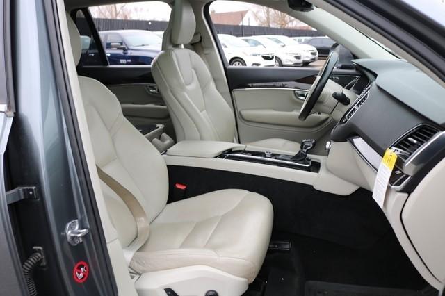 Volvo XC90 T6 AWD 7-Passenger Momentum 2017