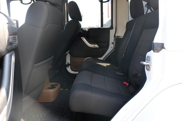 Jeep Wrangler Unlimited 4WD 4dr Sahara 2012