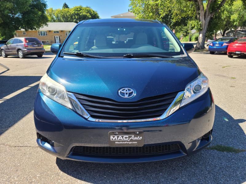 Toyota Sienna LE 8-Pass V6 2011