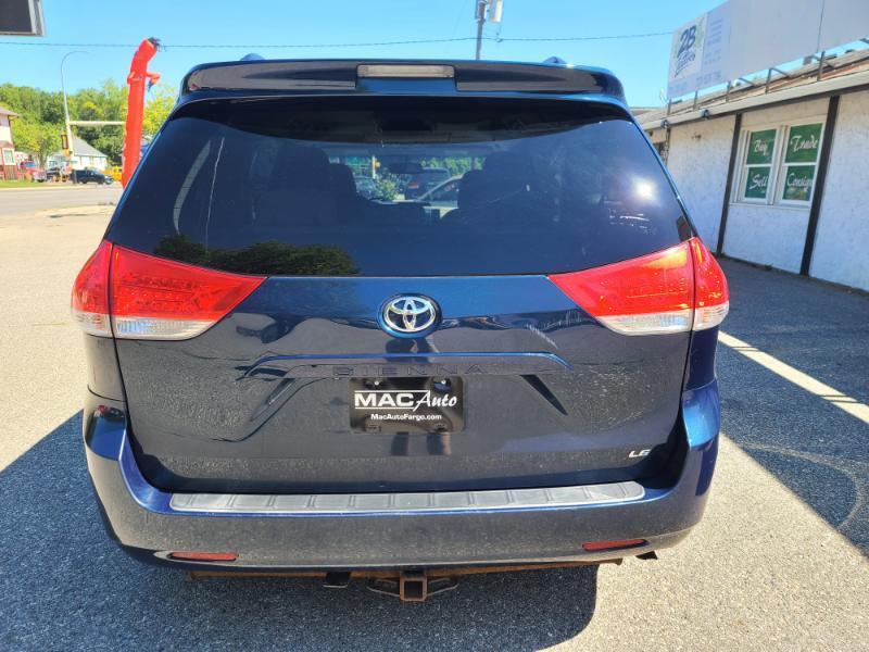 Toyota Sienna LE 8-Pass V6 2011