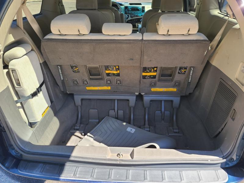 Toyota Sienna LE 8-Pass V6 2011