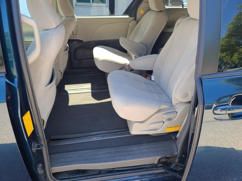 Toyota Sienna LE 8-Pass V6 2011