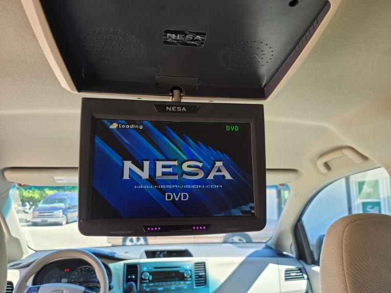 Toyota Sienna LE 8-Pass V6 2011