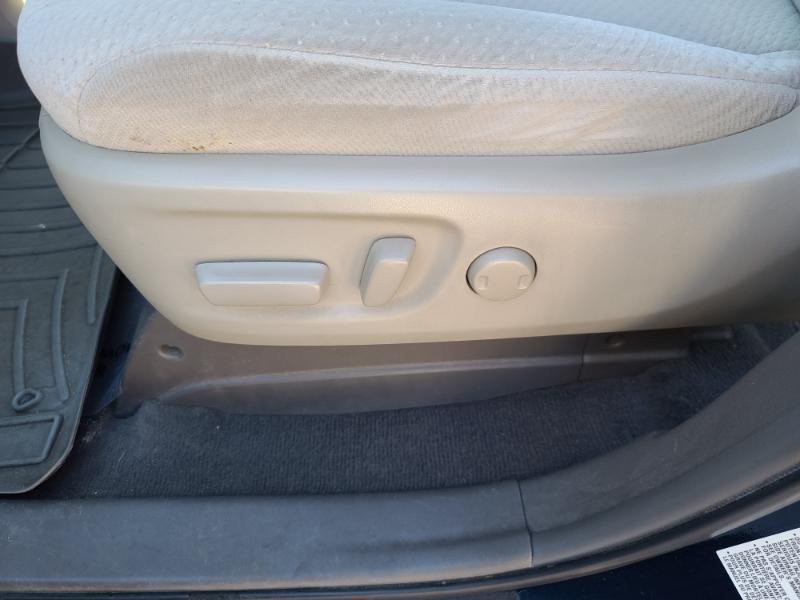 Toyota Sienna LE 8-Pass V6 2011