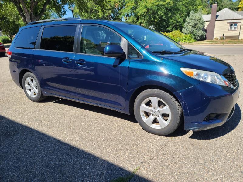 Toyota Sienna LE 8-Pass V6 2011