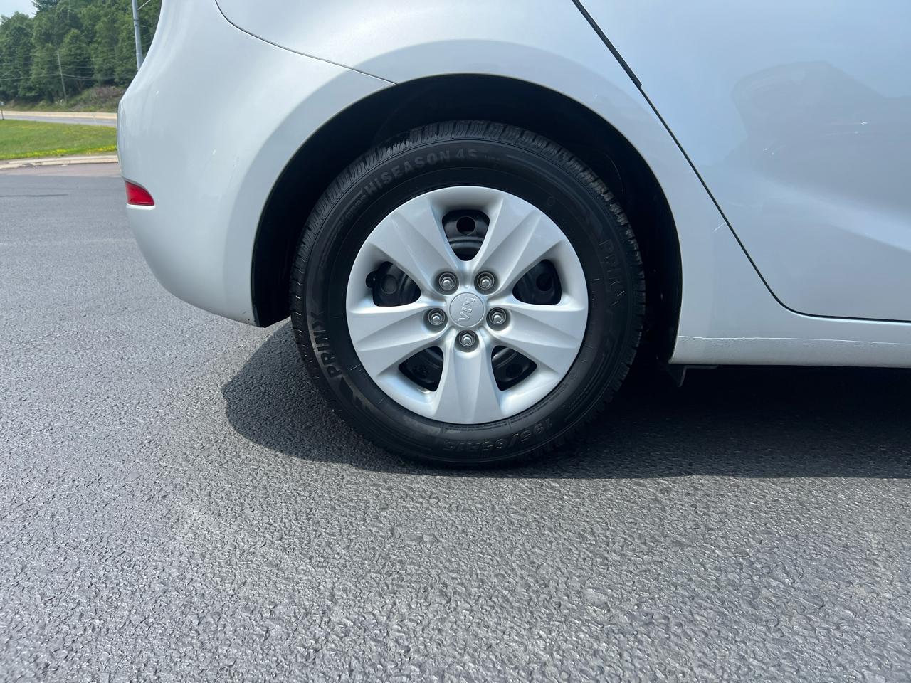 Kia Forte 5-Door LX 2017
