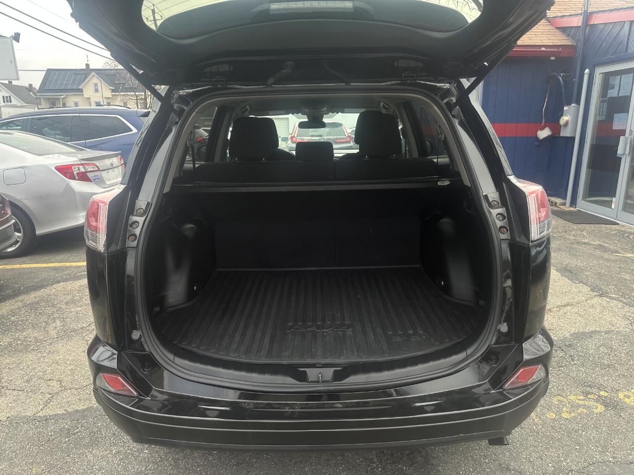 Toyota RAV4 LE AWD (Natl) 2018