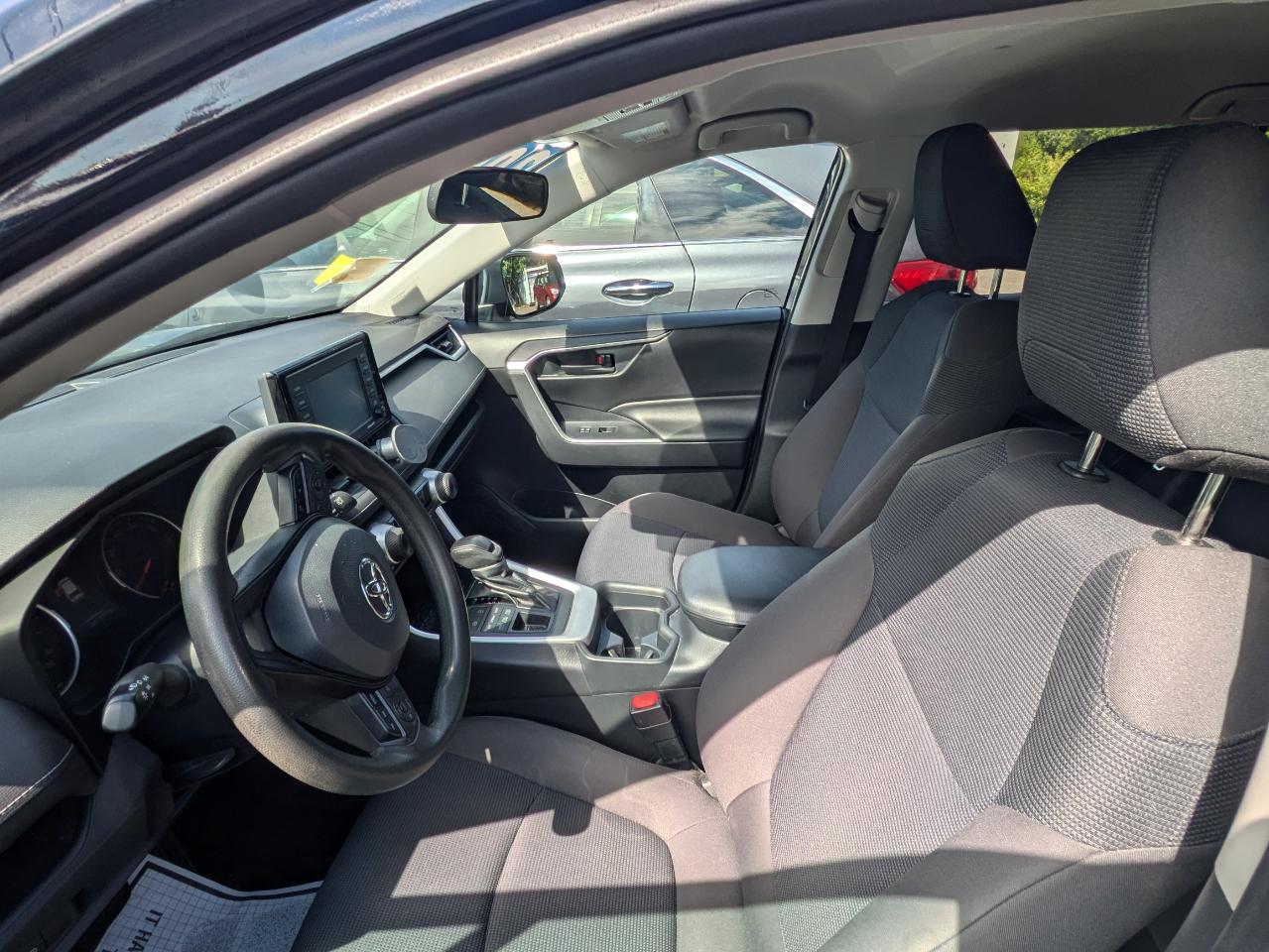 Toyota RAV4 LE AWD (Natl) 2020