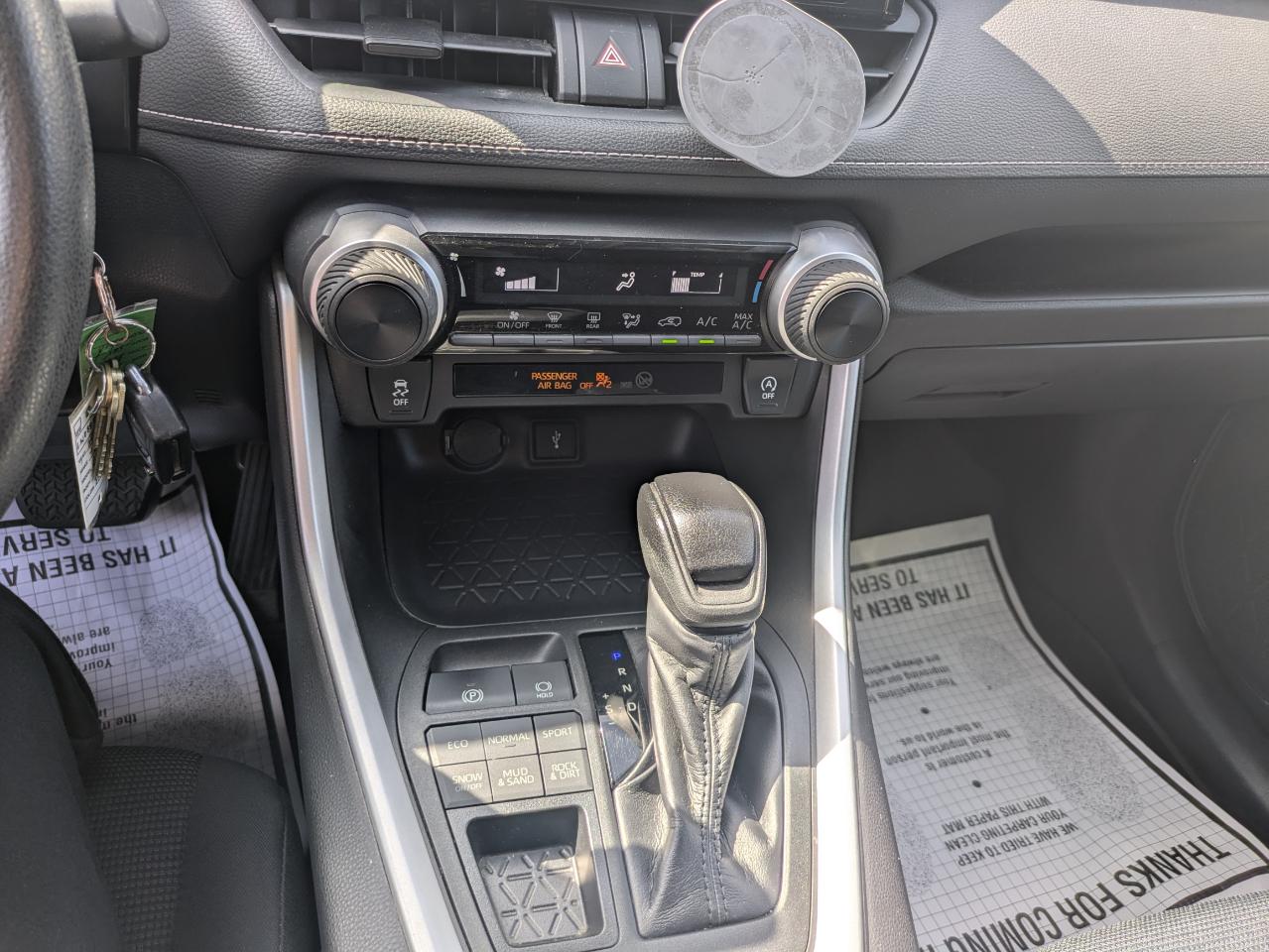 Toyota RAV4 LE AWD (Natl) 2020