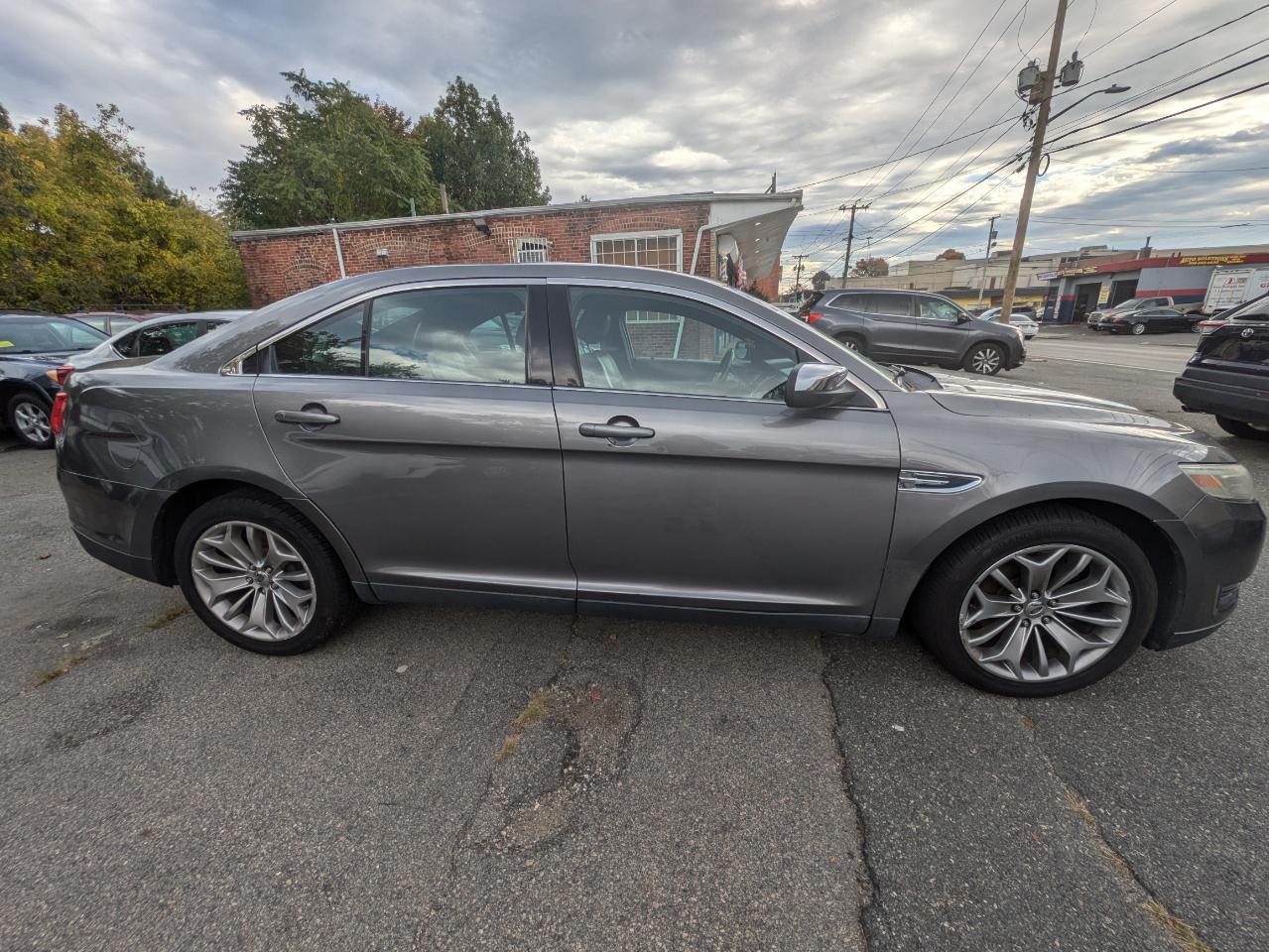 Ford Taurus 4dr Sdn Limited FWD 2013