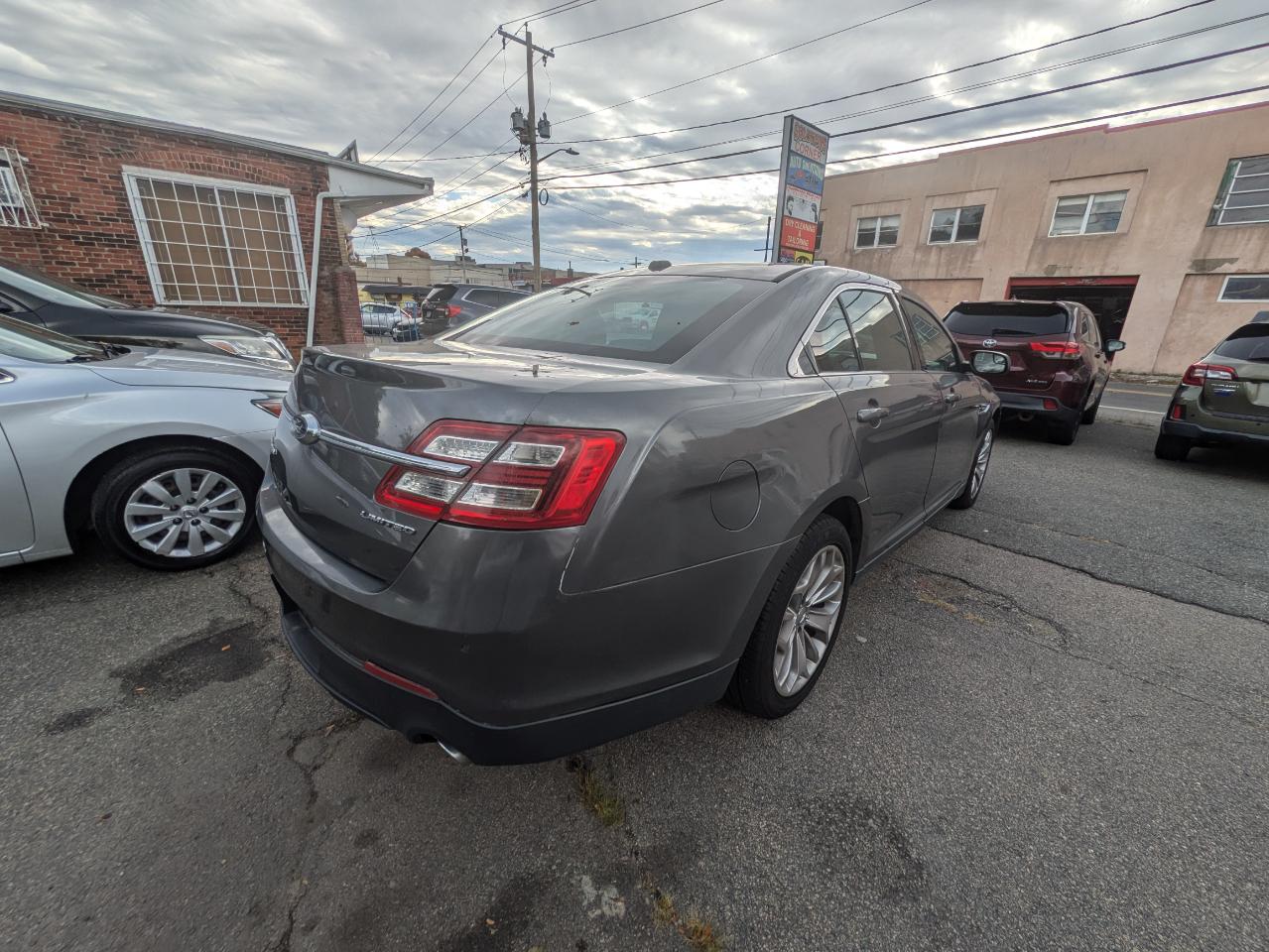 Ford Taurus 4dr Sdn Limited FWD 2013
