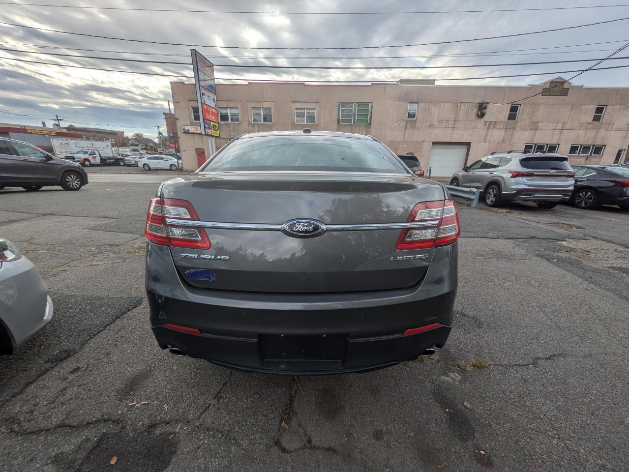 Ford Taurus 4dr Sdn Limited FWD 2013