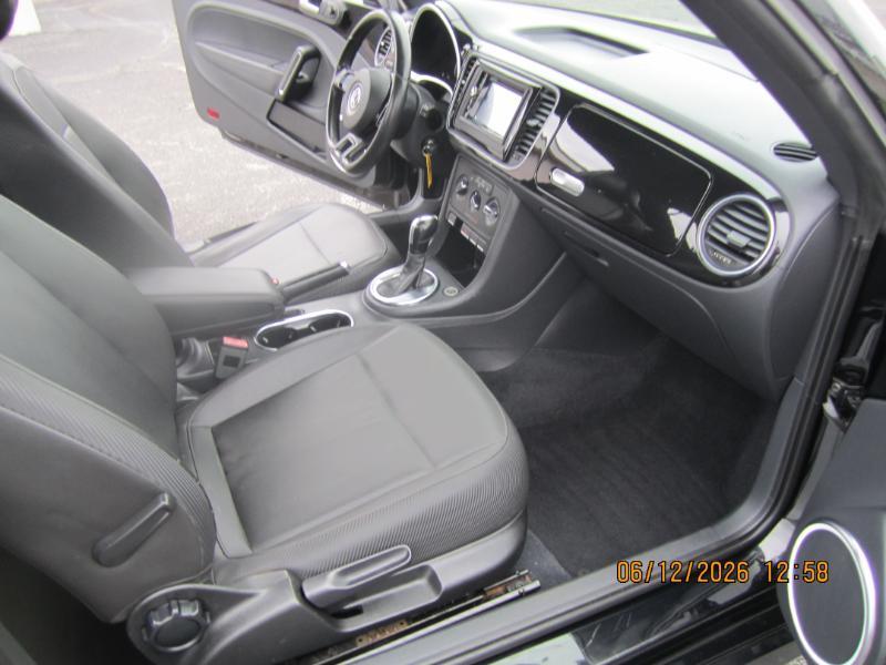 Volkswagen Beetle 2.5L w/Sunroof Sound & Nav 2013
