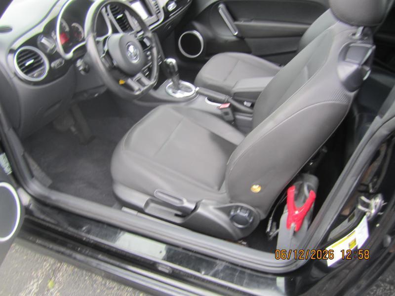 Volkswagen Beetle 2.5L w/Sunroof Sound & Nav 2013