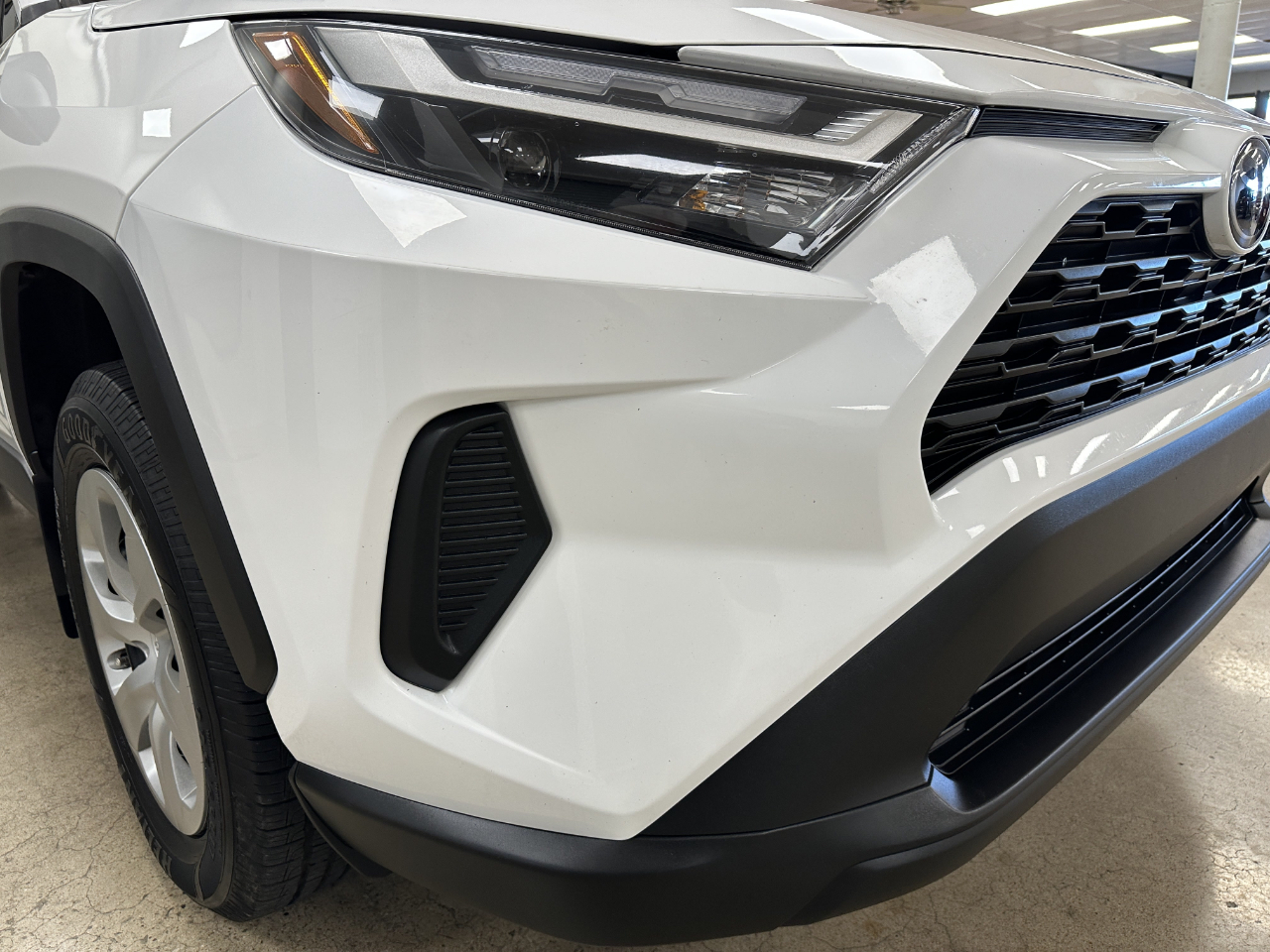 Toyota RAV4 LE FWD (Natl) 2023