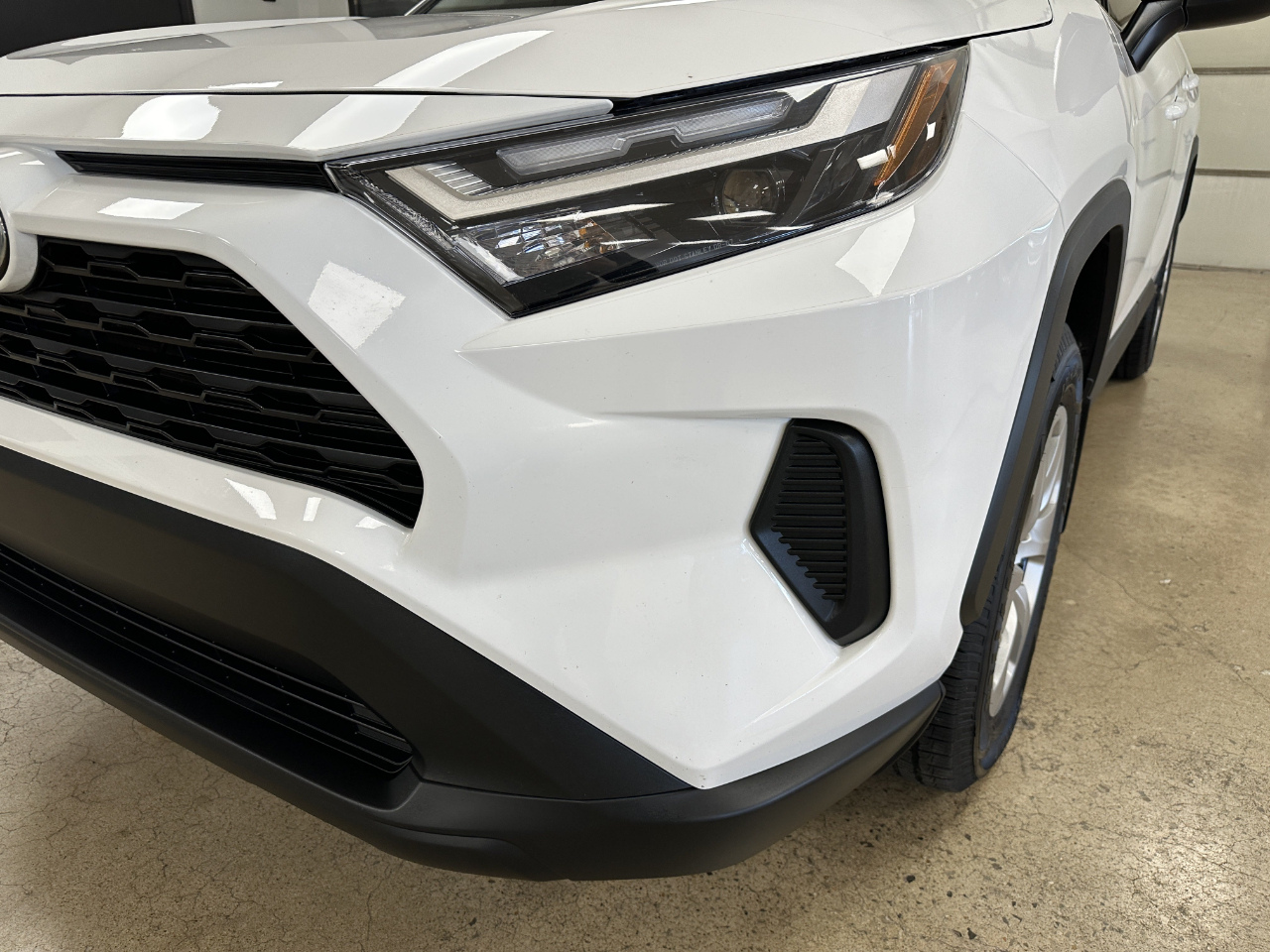 Toyota RAV4 LE FWD (Natl) 2023