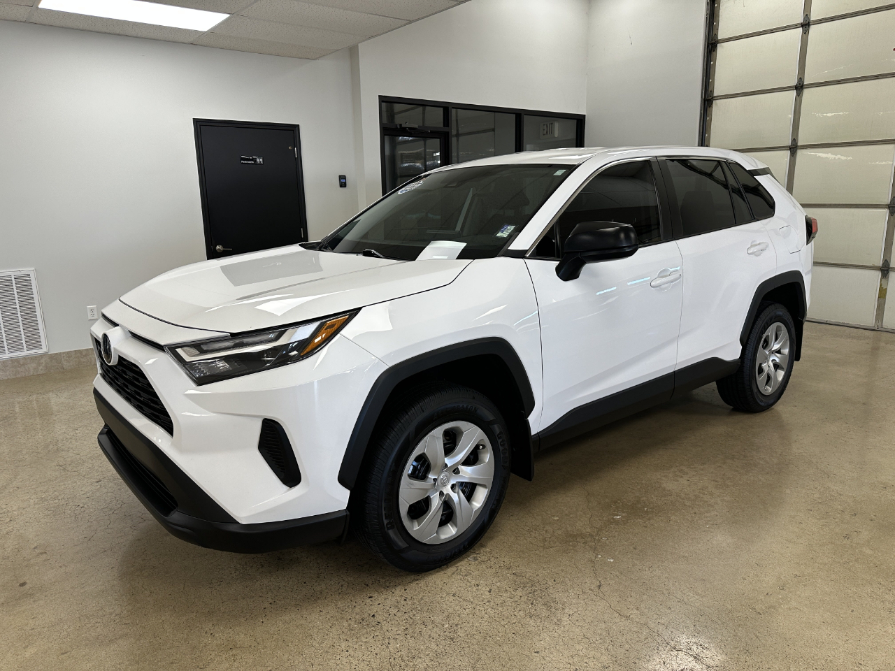 Toyota RAV4 LE FWD (Natl) 2023