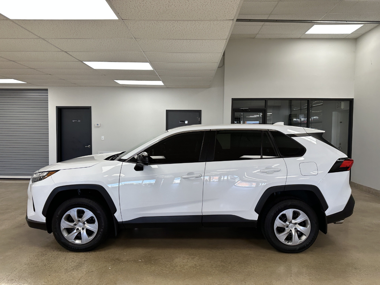 Toyota RAV4 LE FWD (Natl) 2023