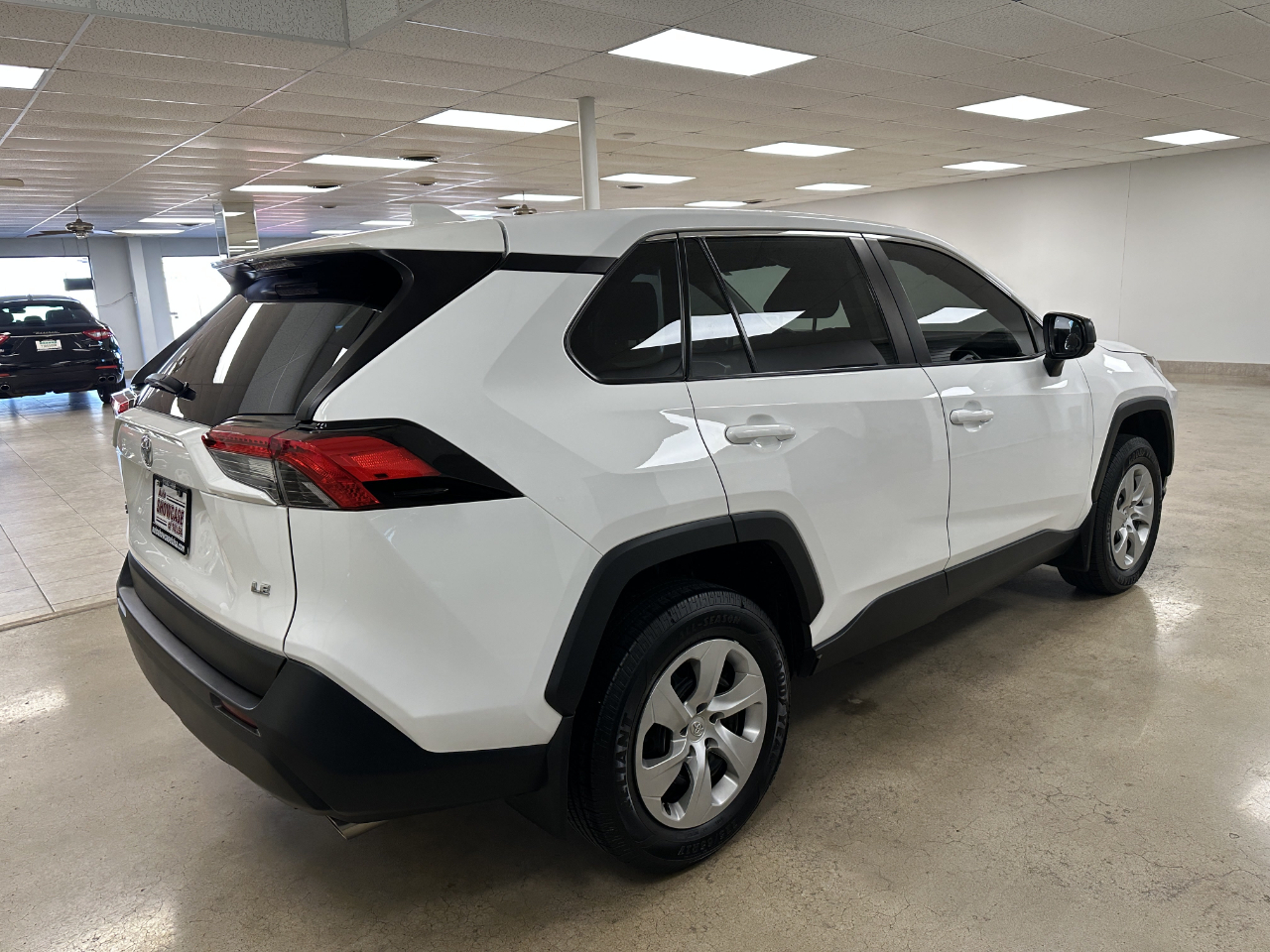 Toyota RAV4 LE FWD (Natl) 2023