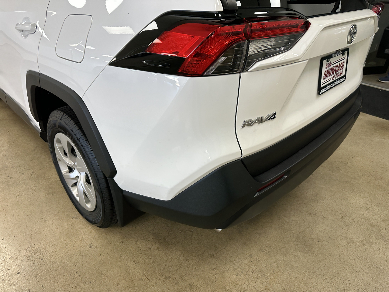 Toyota RAV4 LE FWD (Natl) 2023