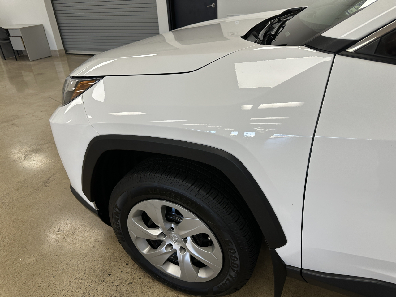 Toyota RAV4 LE FWD (Natl) 2023