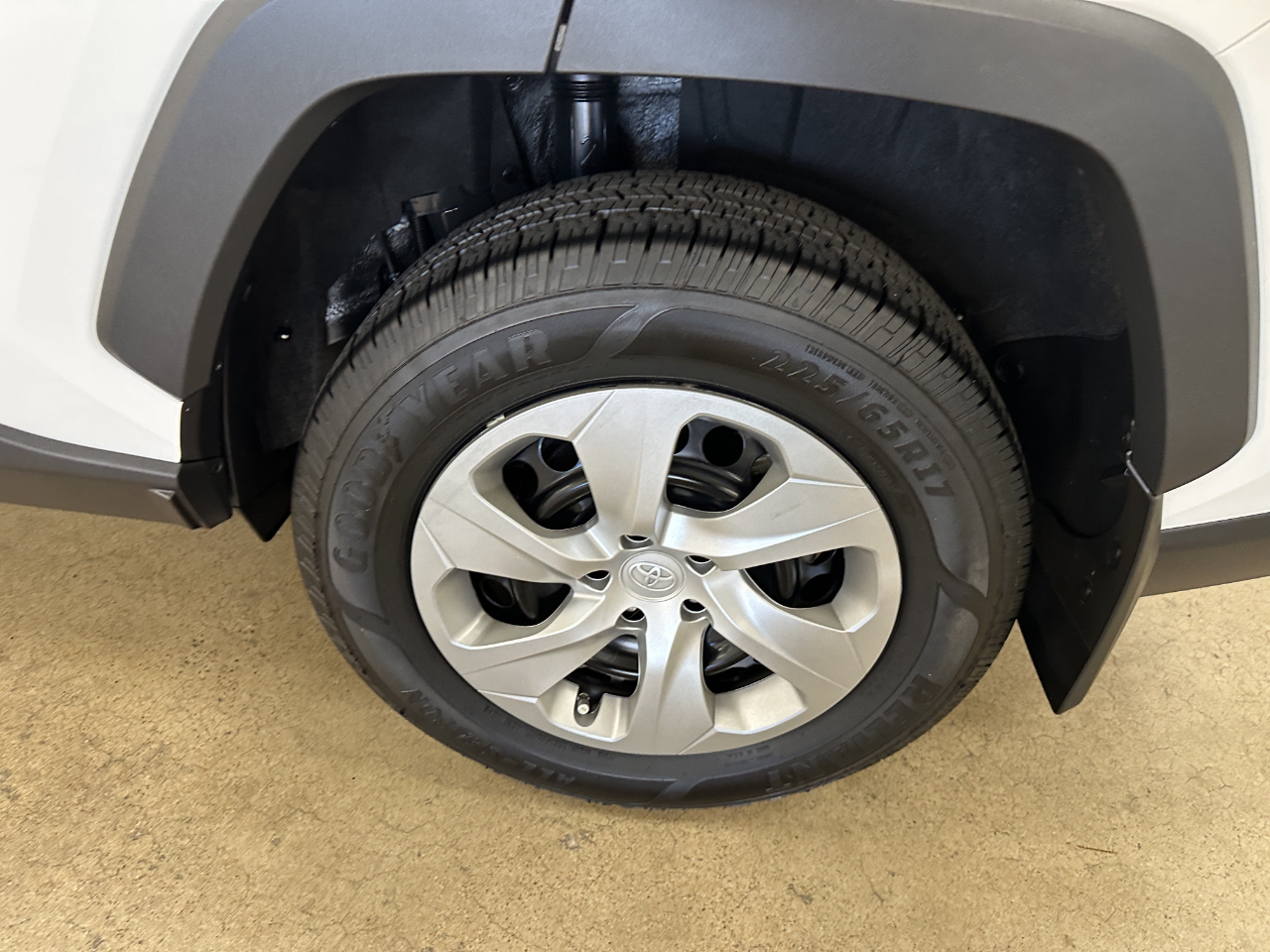 Toyota RAV4 LE FWD (Natl) 2023