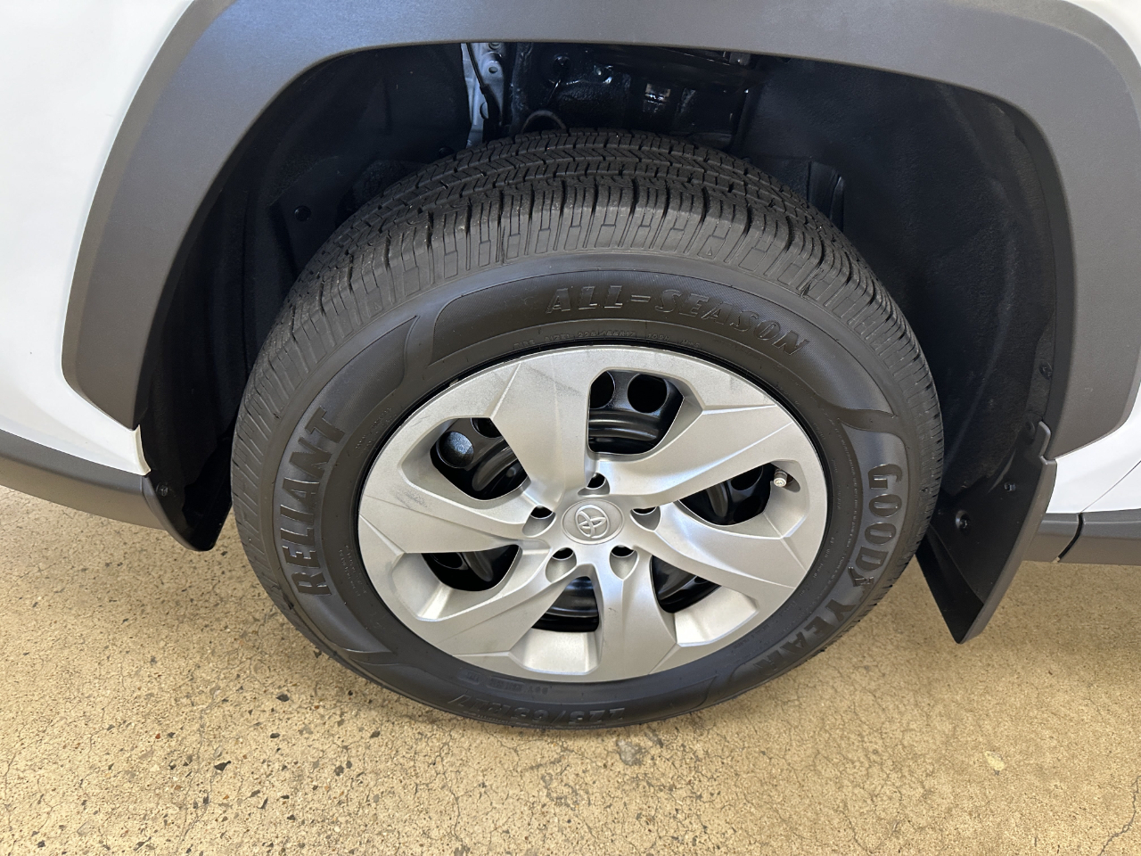 Toyota RAV4 LE FWD (Natl) 2023