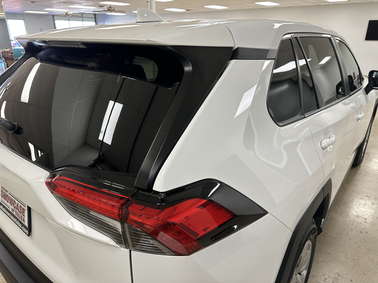 Toyota RAV4 LE FWD (Natl) 2023