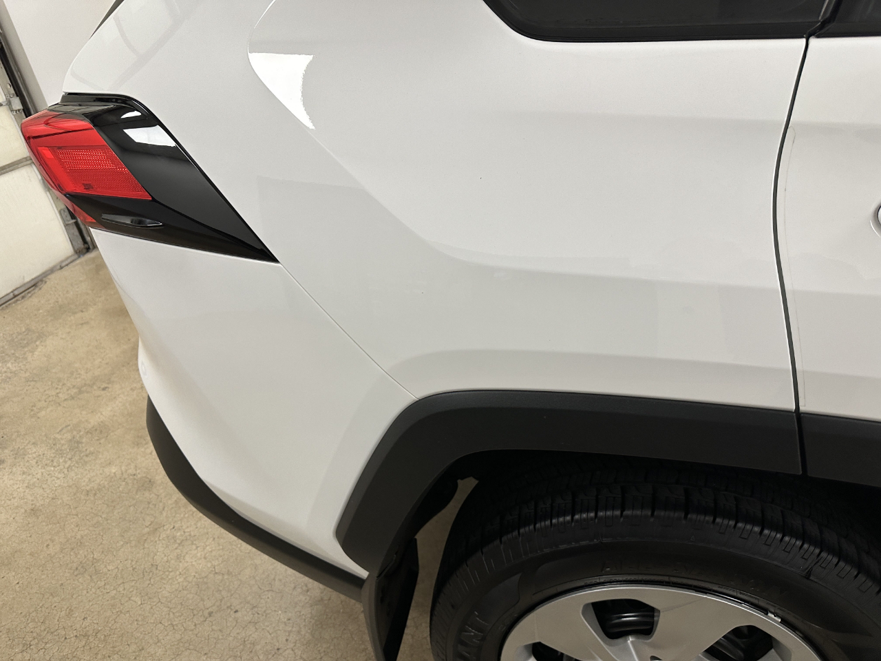 Toyota RAV4 LE FWD (Natl) 2023