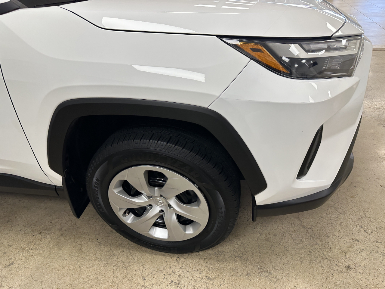 Toyota RAV4 LE FWD (Natl) 2023