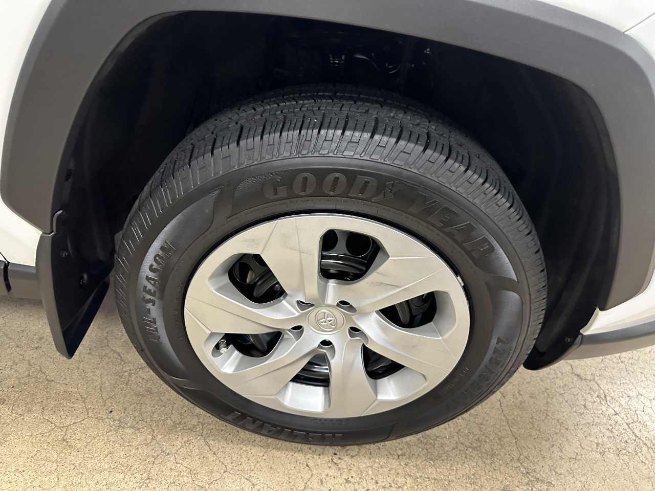 Toyota RAV4 LE FWD (Natl) 2023