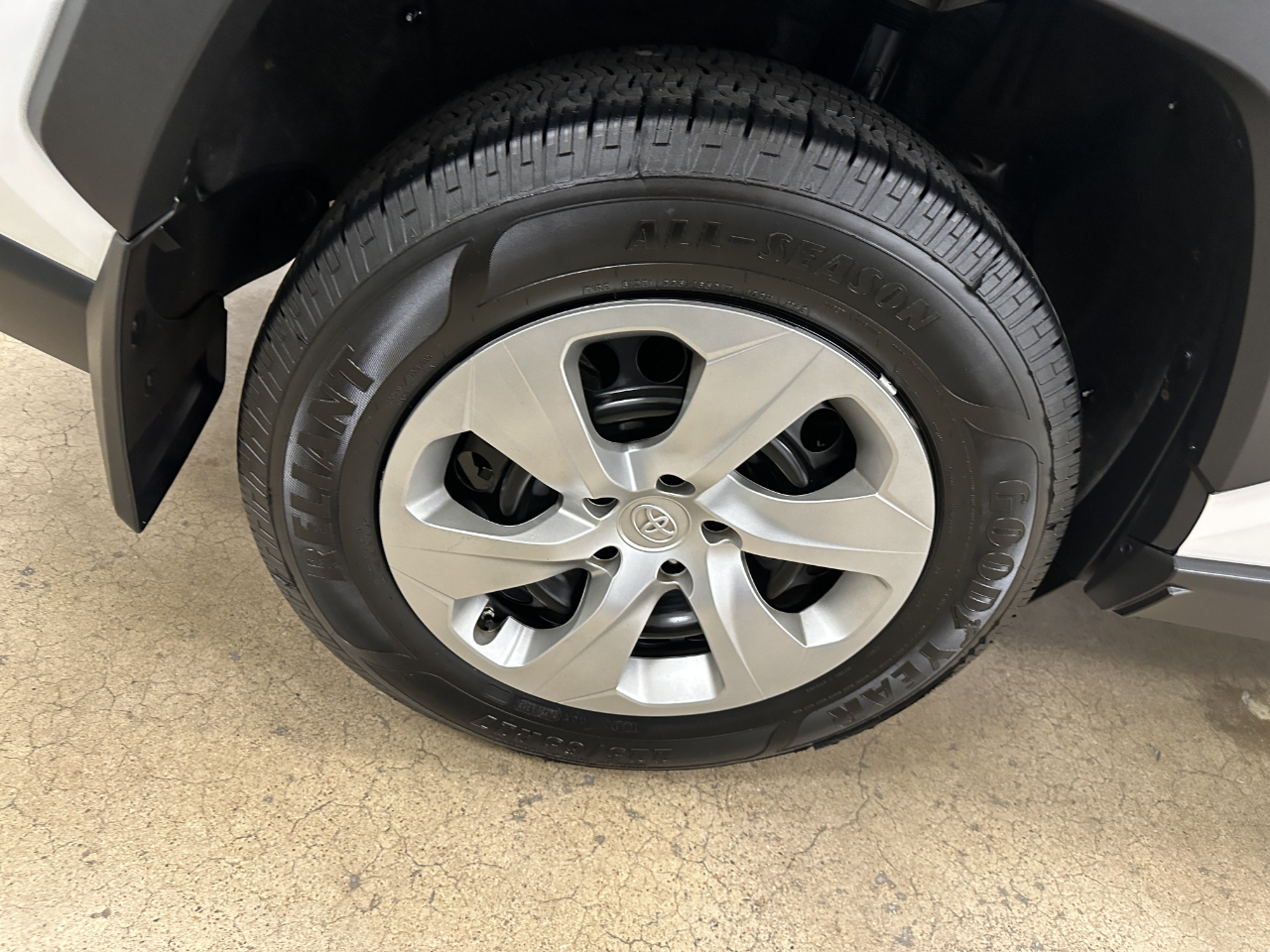 Toyota RAV4 LE FWD (Natl) 2023