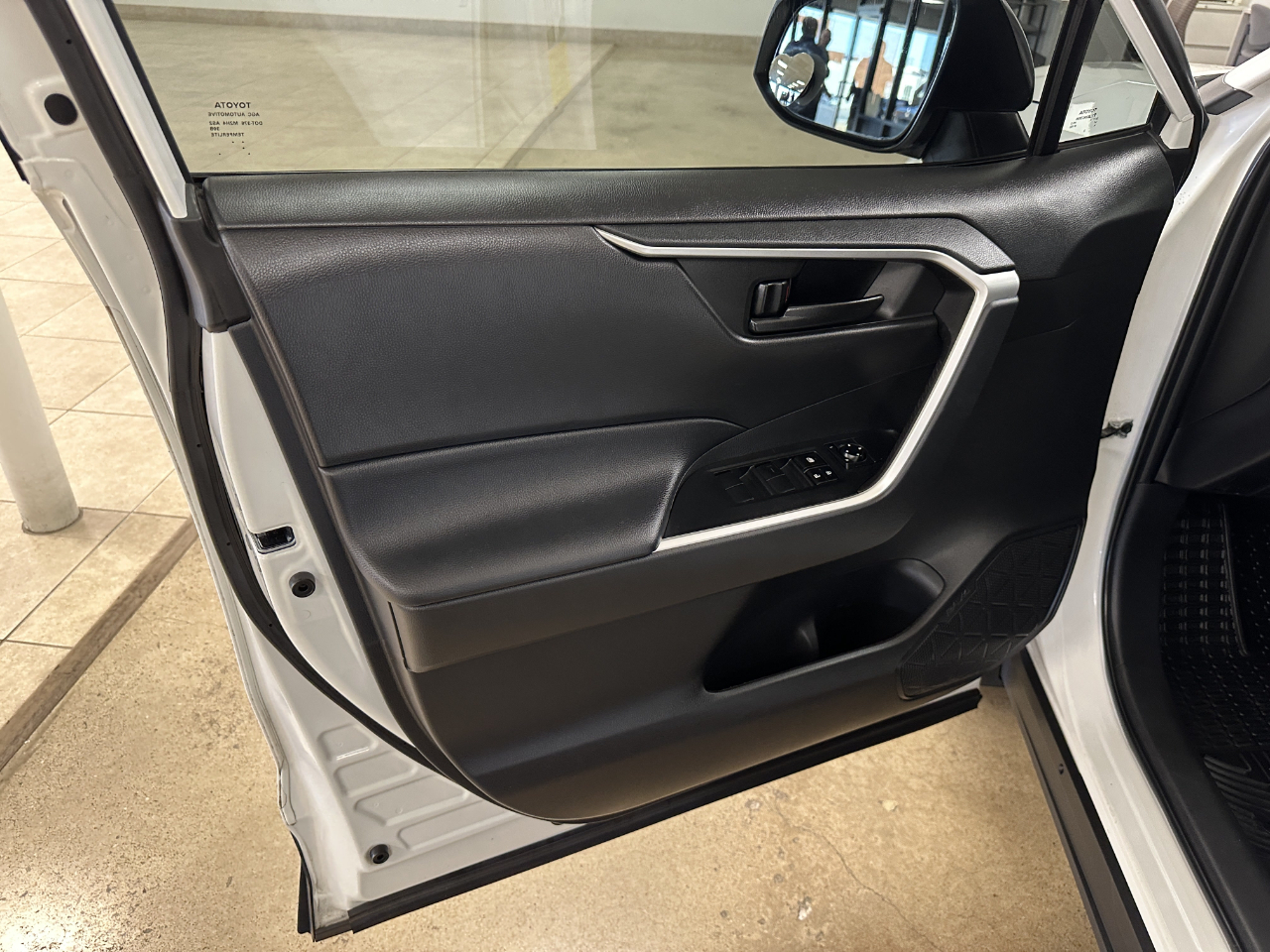 Toyota RAV4 LE FWD (Natl) 2023