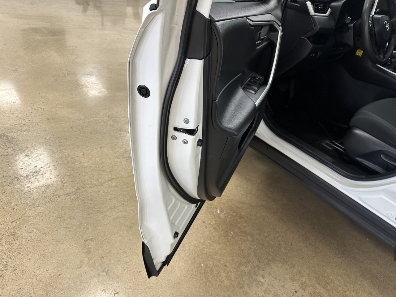 Toyota RAV4 LE FWD (Natl) 2023